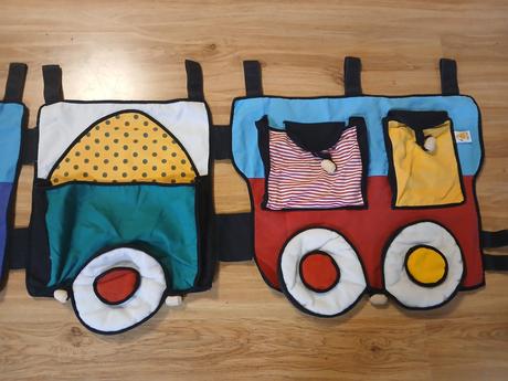 Kapsář za postel vláček, 