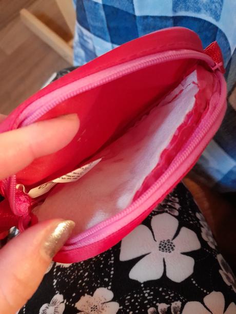 Malá taštička hello kitty plastová,