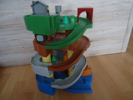 Dráha mašinek + 4 mašinky,