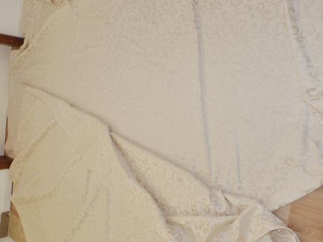 2 kusy zavesu -kremove se vzorem, 