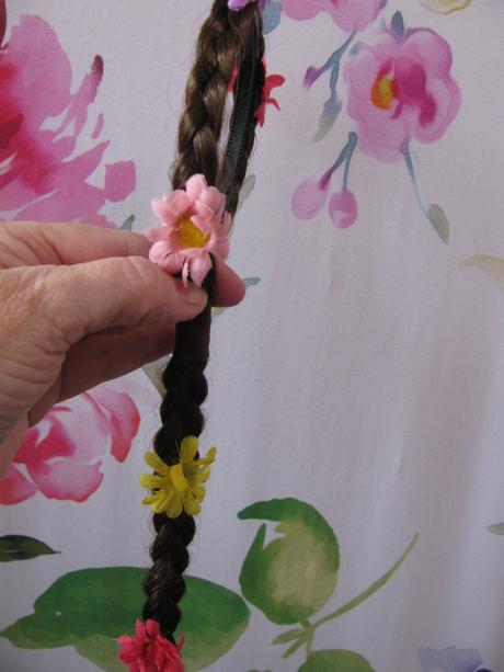 Čelenka s copem a kytičkami, 