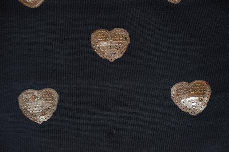 Černý svetr, svetřík, rolák s flitrovými srdíčky, benetton,128