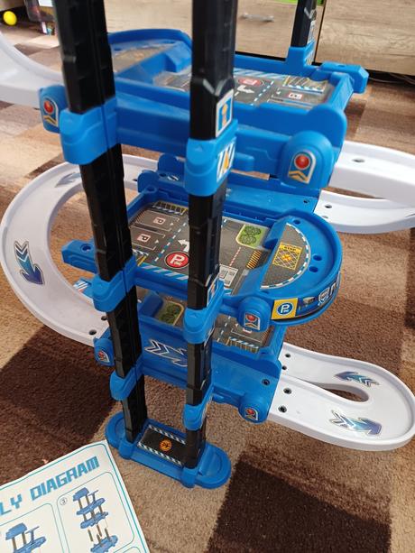 Policejní garáž s výtahem, 