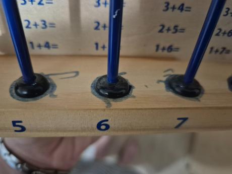 Montessori počítadlo small foot - příklady + a -,