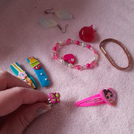 Růžový košík a holčičí šperky, 