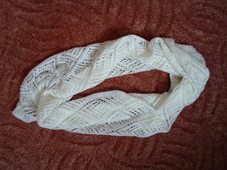 Bílá šála šálek tunel, m