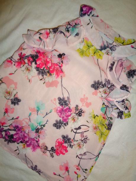 Nádherný květovaný top 110/116, river island,110