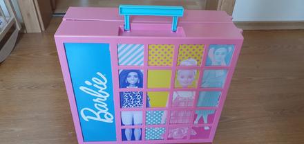 Barbie šatní skříň,