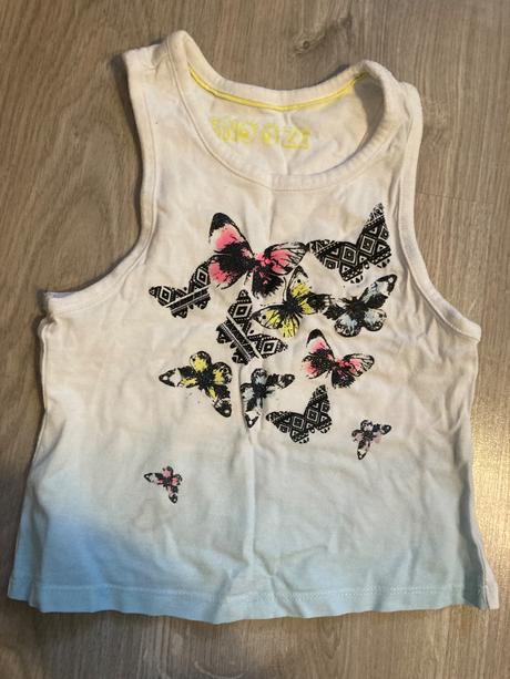 Tílko s motýlky, 110