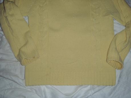 Krásný žlutý teploučký svetr s copánkama, m