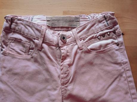 Pružné rifle s černými legínami, 140