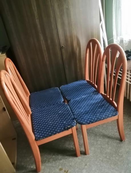 Dřevěný jídelní stůl + 4 židle, 