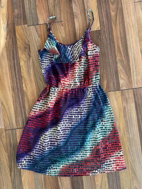 Barevné lehké šaty s volánem, vel neuvedena cca s, s