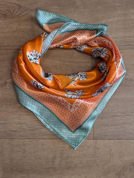 Krásný jemný šátek 60 x 60 cm,