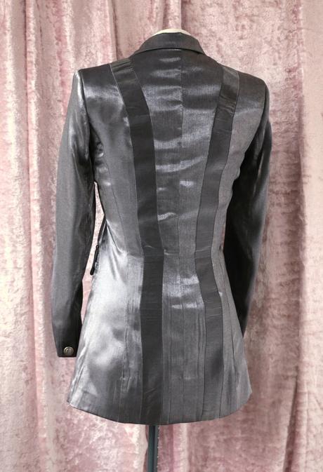 Sako s vysokým metalickým leskem, s