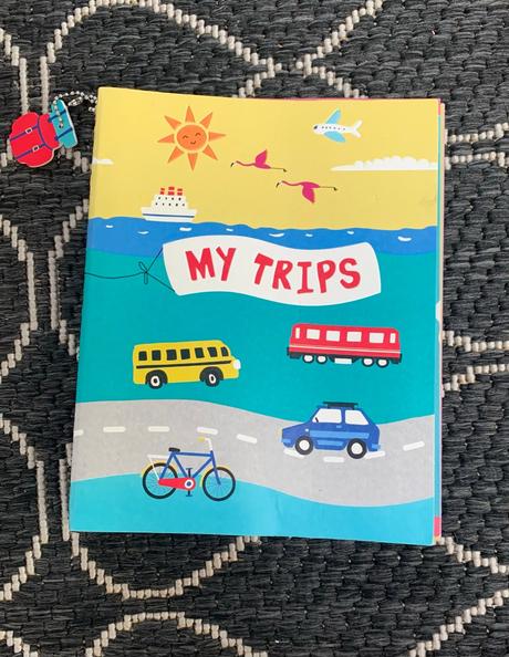 Sada s nálepkovými knižkami, zošitkami a bábikami,