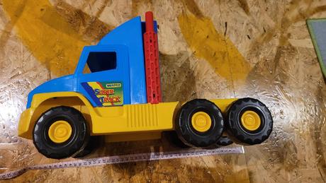 Nákladní auto s kontejnery,