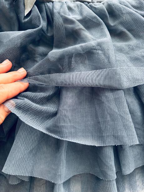 An9/ sukně tylová šedé barvy - v.8/9 let, 134