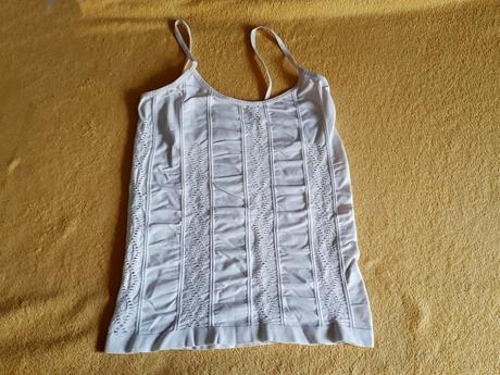 Bílé elastické tílko top vzorované crop, s