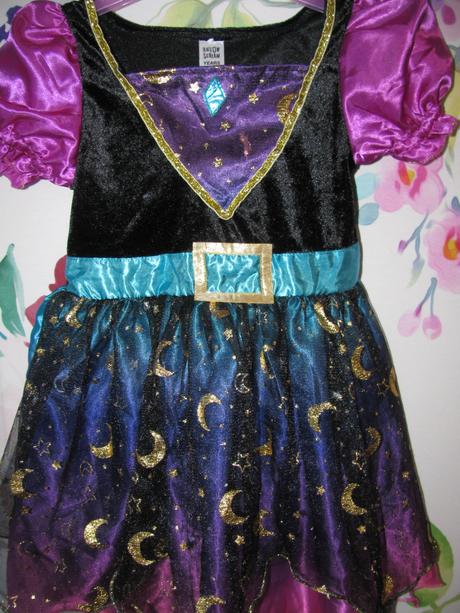 Kostým-barevné šaty pro krásnou čarodějku,