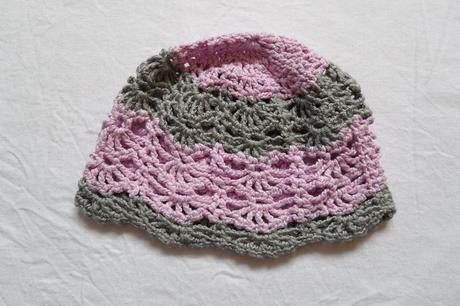 C89	dívčí háčkovaná čepička, 74