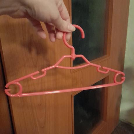 Růžová malá šatní ramínka,