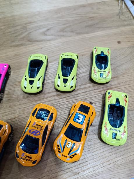 Sada aut v boxu hot wheels,