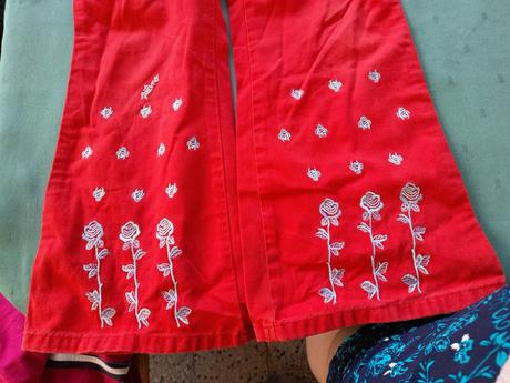 Zvonáče červené starší dole široké s kytkami, 134