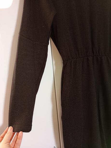 Pletené černé šaty s vyúžením pasu a kapsami, gate,36