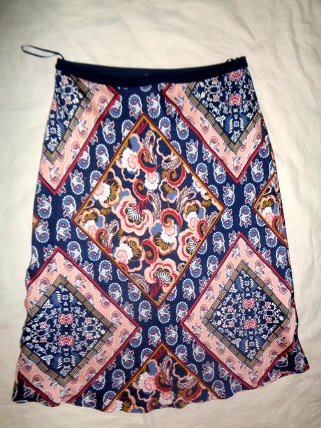 Krásná lesklá sukně s ornamenty, marks & spencer,42