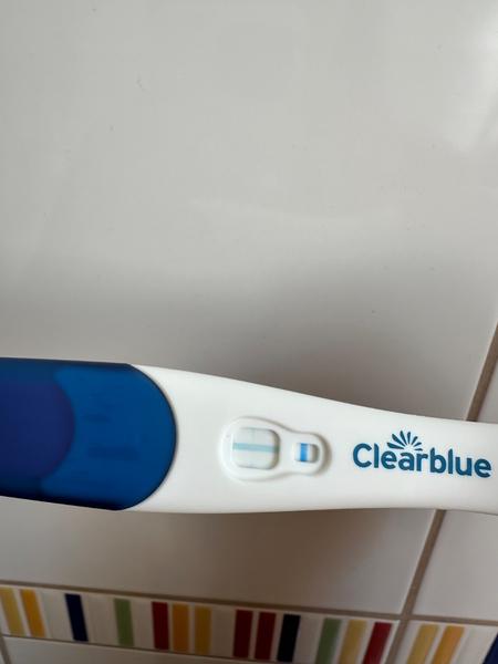 Slabě pozitivní Clearblue test po limitu. Co to znamená?