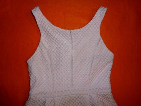 Exkluzivní bílé síťované šaty s růžovou podšívkou, 158