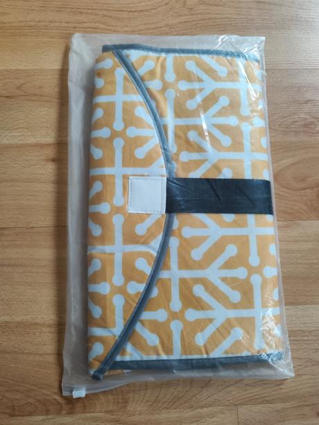 Praktická přebalovací podložka s poutky na hračky, 