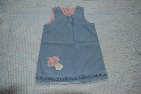 Slabé džínové šaty s aplikací, 92