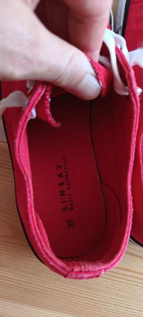 Červené tenisky, 39