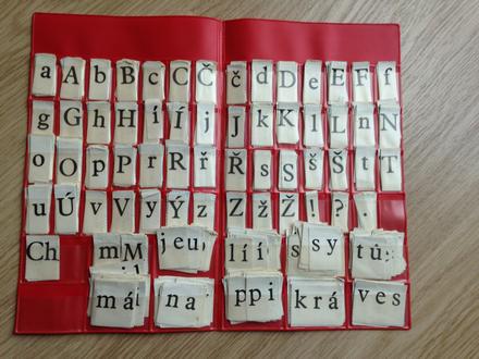 Desky na písmena, abecedu,