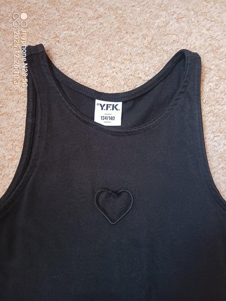 Šaty se srdíčkem zn."y.f.k." vel."134-140", 134