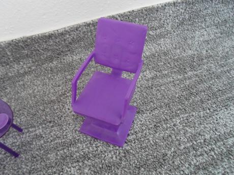 Panenka barbie se stolečkem a křeslem,