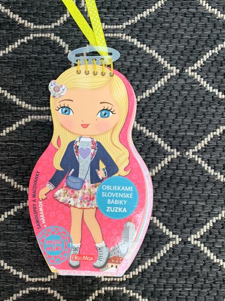 Sada s nálepkovými knižkami, zošitkami a bábikami,