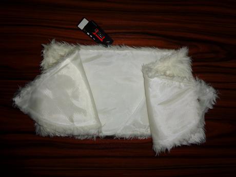 Sněhově bílý límec z umělé kožešiny,