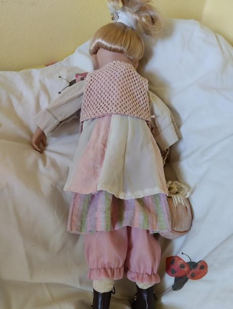 Značená porcelánová panenka, 