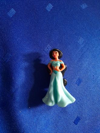 Malá princezna jasmína z kinder vajíčka,