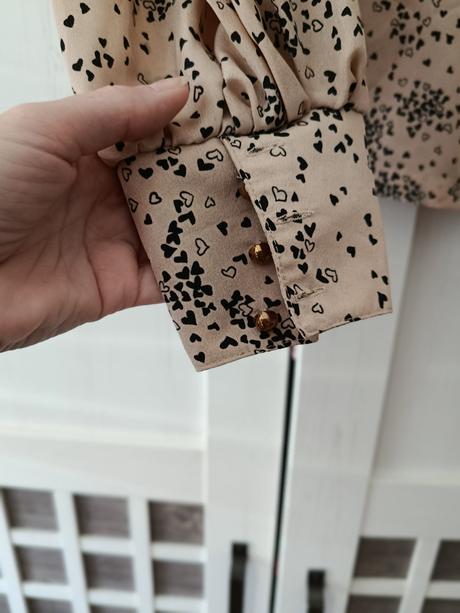 Béžová halenka, 36