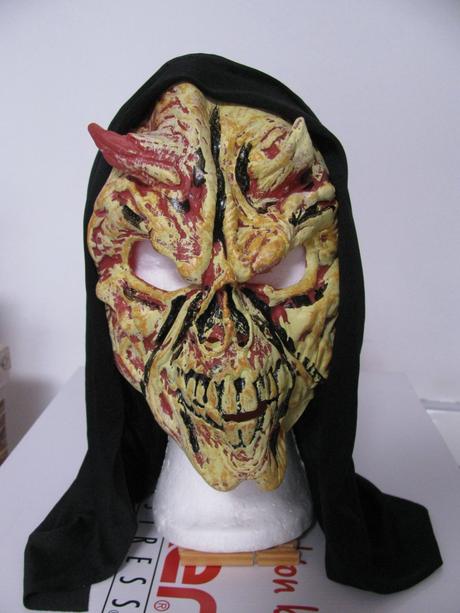 Karnevalový kostým-maska ďábla s kutnou,