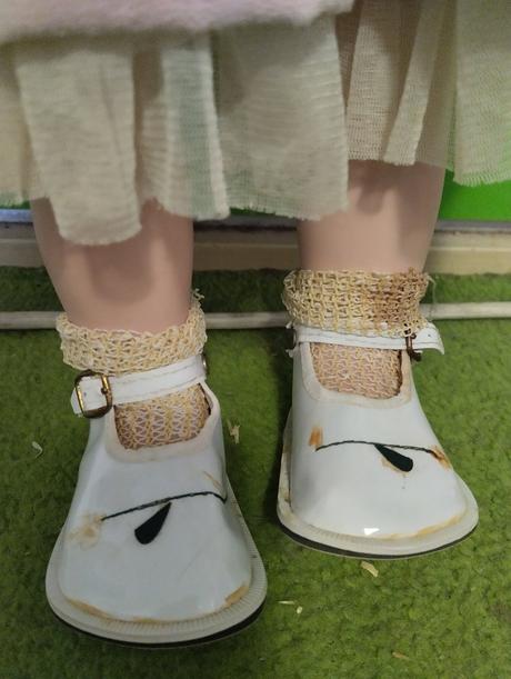 Značená mohutná porcelánová panenka,