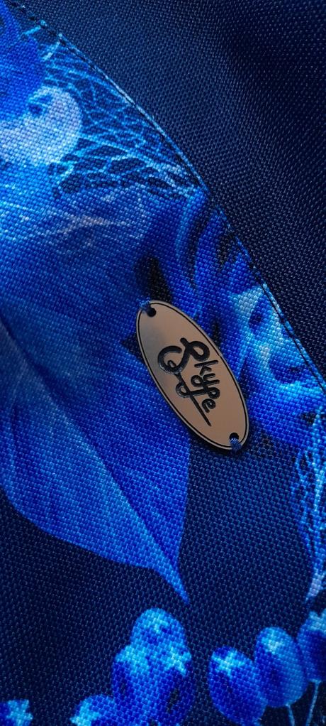 Městský prostorný batoh modré květy,