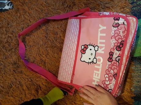 Kabela, velká taška hello kitty přes rameno,
