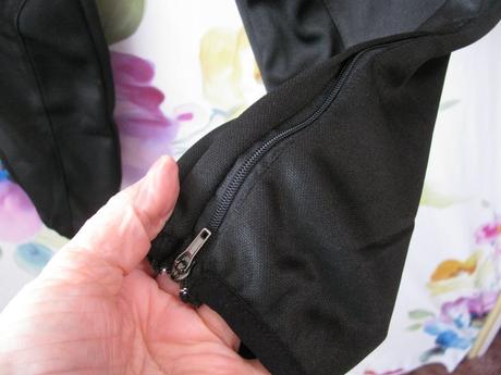 Černé nenošené tréninkové tepláky penalty, 164