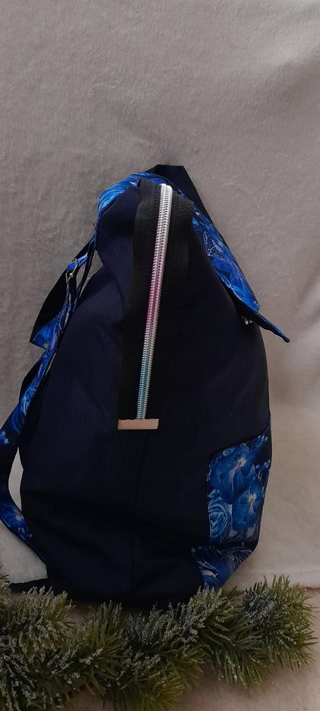 Městský prostorný batoh modré květy,