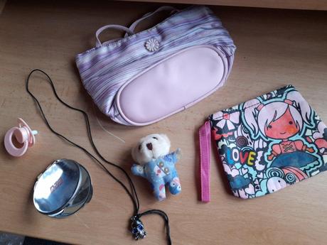 Kabelka, zrcátko,lebka,medvídek...,
